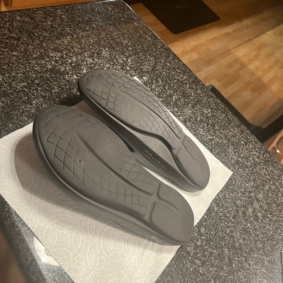 oofas Shoes Oofos Womans Size 9 Sandals Has Foot Bed Designed With